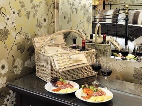 Double Room, Ensuite, Garden View (The Burghley) | 1 bedroom, travel crib, bed sheets