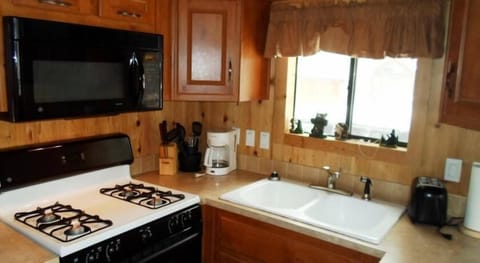 Cabin, 1 Bedroom, Double Loft | Private kitchen | Full-size fridge, microwave, oven, stovetop
