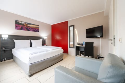 Comfort Room, 1 Queen Bed | Hypo-allergenic bedding, in-room safe, desk, laptop workspace