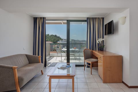 In-room safe, soundproofing, free WiFi, bed sheets