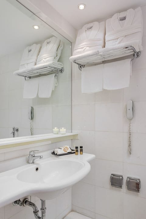 Deep soaking tub, hair dryer, towels