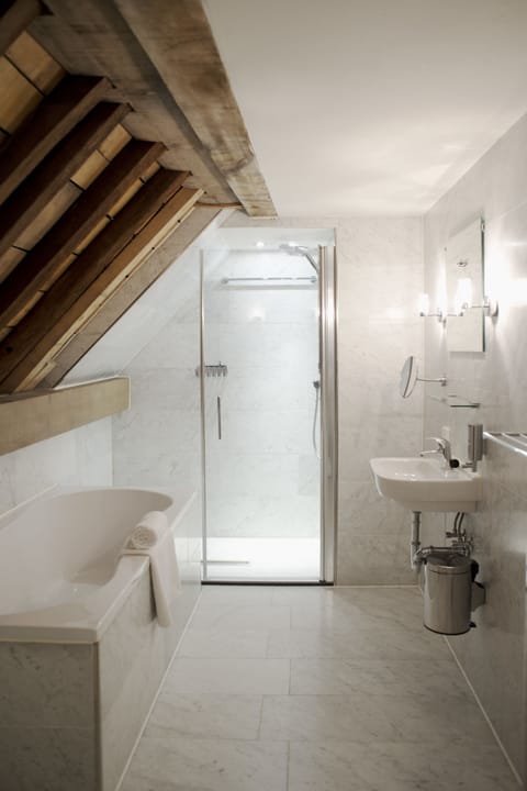 Family Room, Garden View | Bathroom | Combined shower/tub, free toiletries, hair dryer, towels