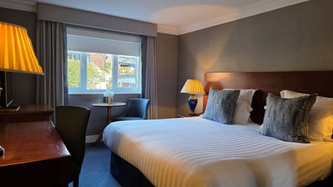 Executive Room, 1 Double Bed, Non Smoking | In-room safe, desk, laptop workspace, soundproofing