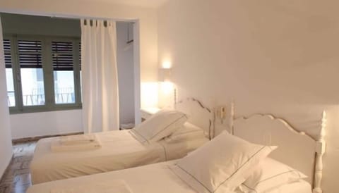 Standard Double Room, Shared Bathroom | Iron/ironing board (on request), WiFi (free), bed sheets