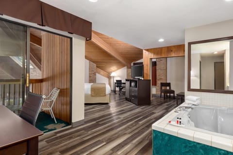 Suite, 1 King Bed | Blackout drapes, free WiFi, bed sheets