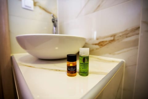 Family Quadruple Room | Bathroom | Shower, free toiletries, towels