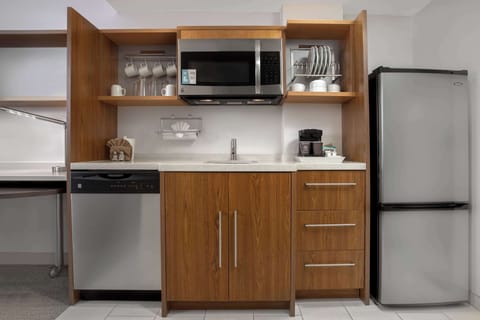 Fridge, microwave, dishwasher, cookware/dishes/utensils