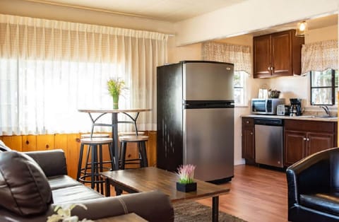 2 Queen Suite with Kitchen | Living area | 32-inch TV with cable channels