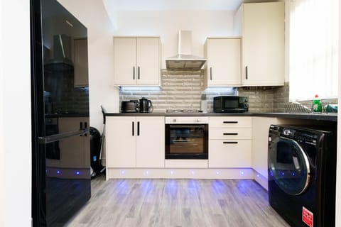 House, Ensuite | Shared kitchen
