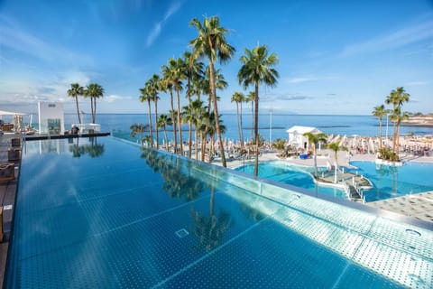 3 outdoor pools, pool umbrellas, sun loungers