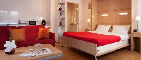 Studio | Premium bedding, minibar, desk, laptop workspace