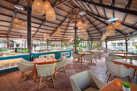5 restaurants; breakfast, lunch, dinner, and brunch served