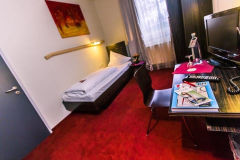 Classic Single Room | Hypo-allergenic bedding, desk, laptop workspace, iron/ironing board