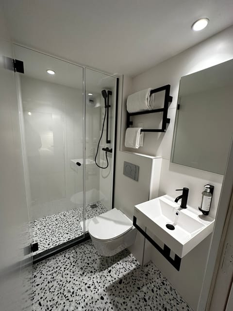 Standard Single Room | Bathroom | Free toiletries, hair dryer, towels