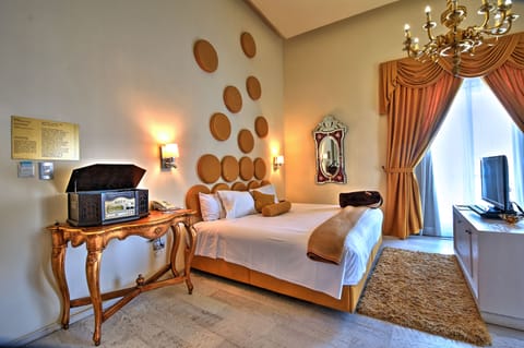 Junior Suite, 1 King Bed | Premium bedding, minibar, in-room safe, desk