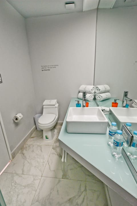 Shower, free toiletries, bathrobes, towels