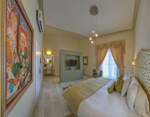 Junior Suite, 1 King Bed | Premium bedding, minibar, in-room safe, desk