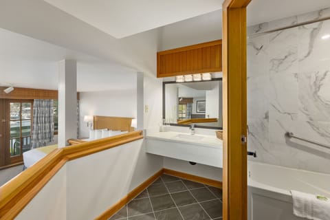 Harbour Master Suite | Bathroom | Combined shower/tub, free toiletries, hair dryer, towels