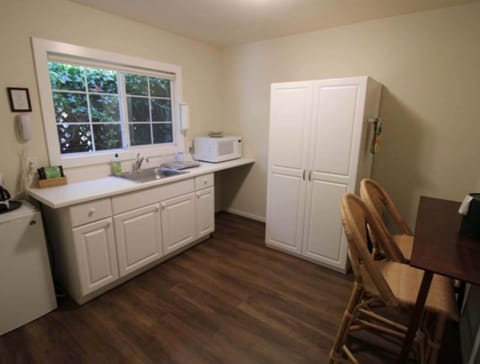 Garden King Kitchenette | Private kitchen | Mini-fridge, coffee/tea maker, freezer