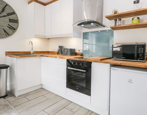 Cottage | Private kitchen | Fridge, electric kettle, toaster, cookware/dishes/utensils