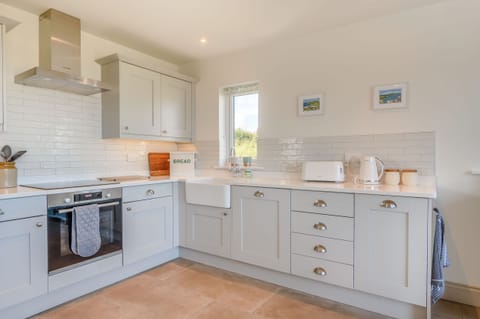 Cottage | Private kitchen | Fridge, dishwasher, electric kettle, toaster