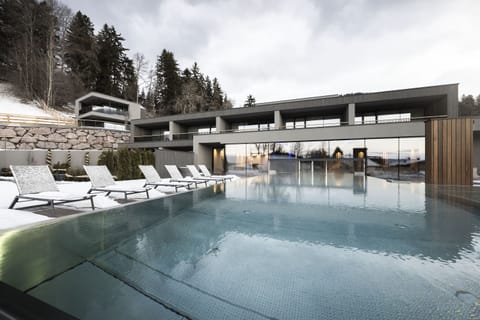 Indoor pool, sun loungers