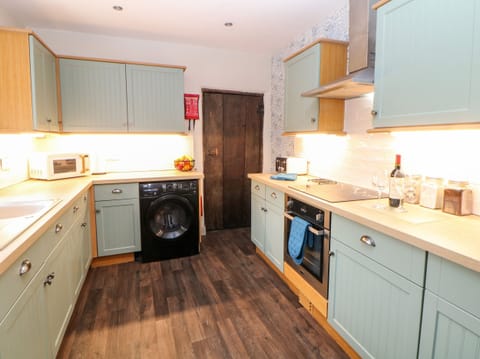 Cottage | Private kitchen | Fridge, dishwasher, toaster, cookware/dishes/utensils