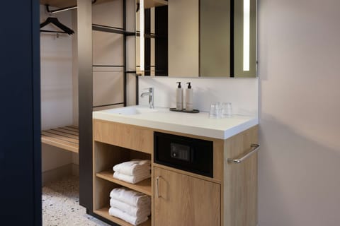 Shower, rainfall showerhead, free toiletries, hair dryer