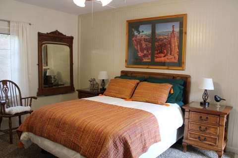 Room, 1 Queen Bed, Kitchenette, Garden View (The Bonnie Inn Unit 6) | 1 bedroom, free WiFi, bed sheets