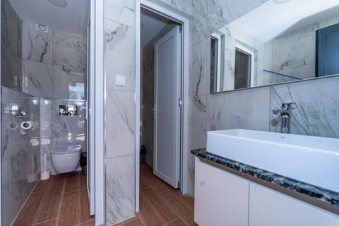 Shower, rainfall showerhead, hair dryer, towels