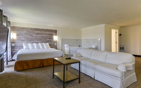 Honeymoon Suite, 1 King Bed, Non Smoking, Jetted Tub | 1 bedroom, premium bedding, pillowtop beds, desk