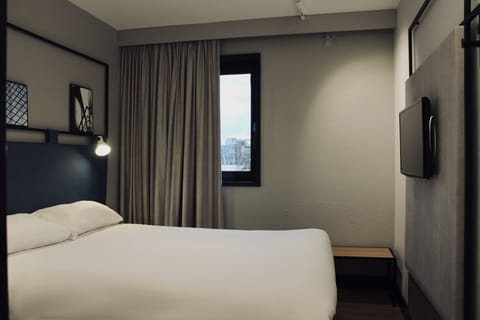 Standard Room, 1 Double Bed | In-room safe, desk, soundproofing, iron/ironing board