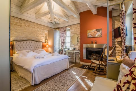 Premier Suite, Fireplace, Mountain View (Love) | Premium bedding, down comforters, pillowtop beds, minibar