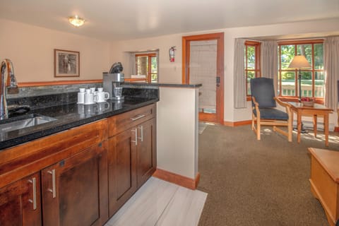 Cabin, 1 Bedroom, Non Smoking, Garden View | Living area