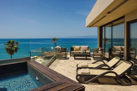 Signature Suite with Sea View and outdoor Jet Tub | Terrace/patio