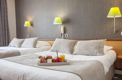 Classic Quadruple Room | Premium bedding, minibar, desk, blackout drapes