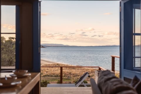 3 Bedroom Cottage  | Living area | Plasma TV, books