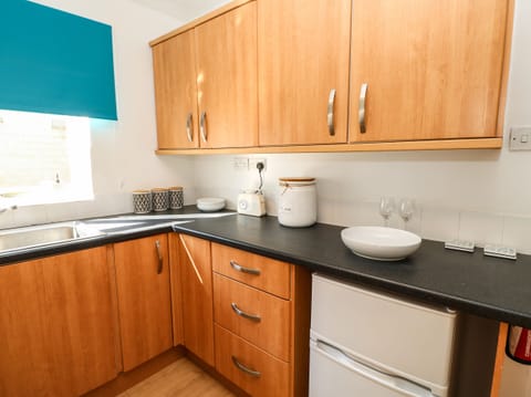 Cottage | Private kitchen | Fridge, electric kettle, toaster, cookware/dishes/utensils