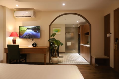 Deluxe Apartment | Desk, blackout drapes, free WiFi, bed sheets