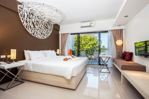 Coral Deluxe Seaview | In-room safe, desk, blackout drapes, iron/ironing board