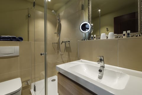 Standard single room, country view | Bathroom | Shower, towels