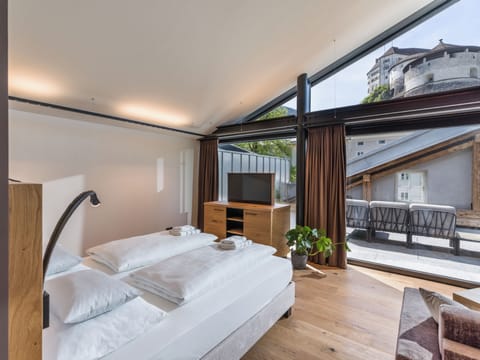 Deluxe Studio Suite, 1 Bedroom, Non Smoking, Sauna | Hypo-allergenic bedding, in-room safe, individually decorated