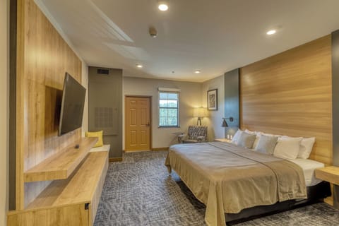 Room, 1 King Bed, Balcony (King Balcony) | In-room safe, individually furnished, desk, blackout drapes