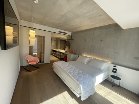 Junior Studio Suite | Down comforters, minibar, in-room safe, desk