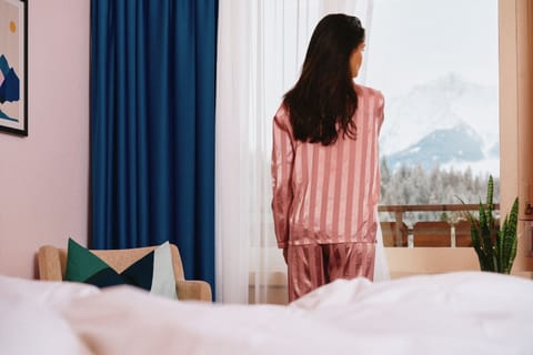 Hypo-allergenic bedding, minibar, in-room safe, desk