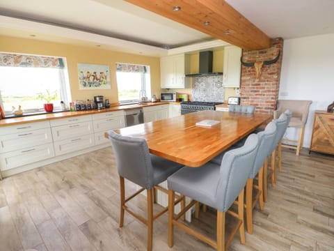 Cottage | Private kitchen | Fridge, dishwasher, electric kettle, toaster
