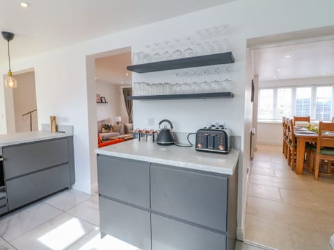 Cottage | Private kitchen | Fridge, dishwasher, electric kettle, toaster