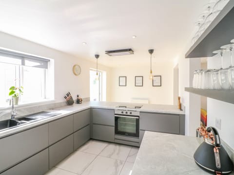 Cottage | Private kitchen | Fridge, dishwasher, electric kettle, toaster