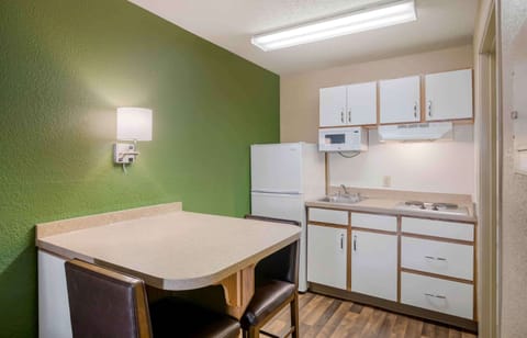 Studio, 2 Double Beds, Non Smoking | Private kitchen | Fridge, microwave, stovetop