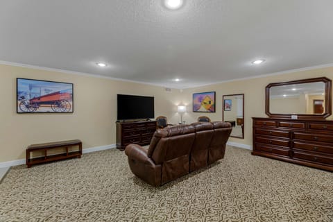 1 bedroom, premium bedding, pillowtop beds, desk